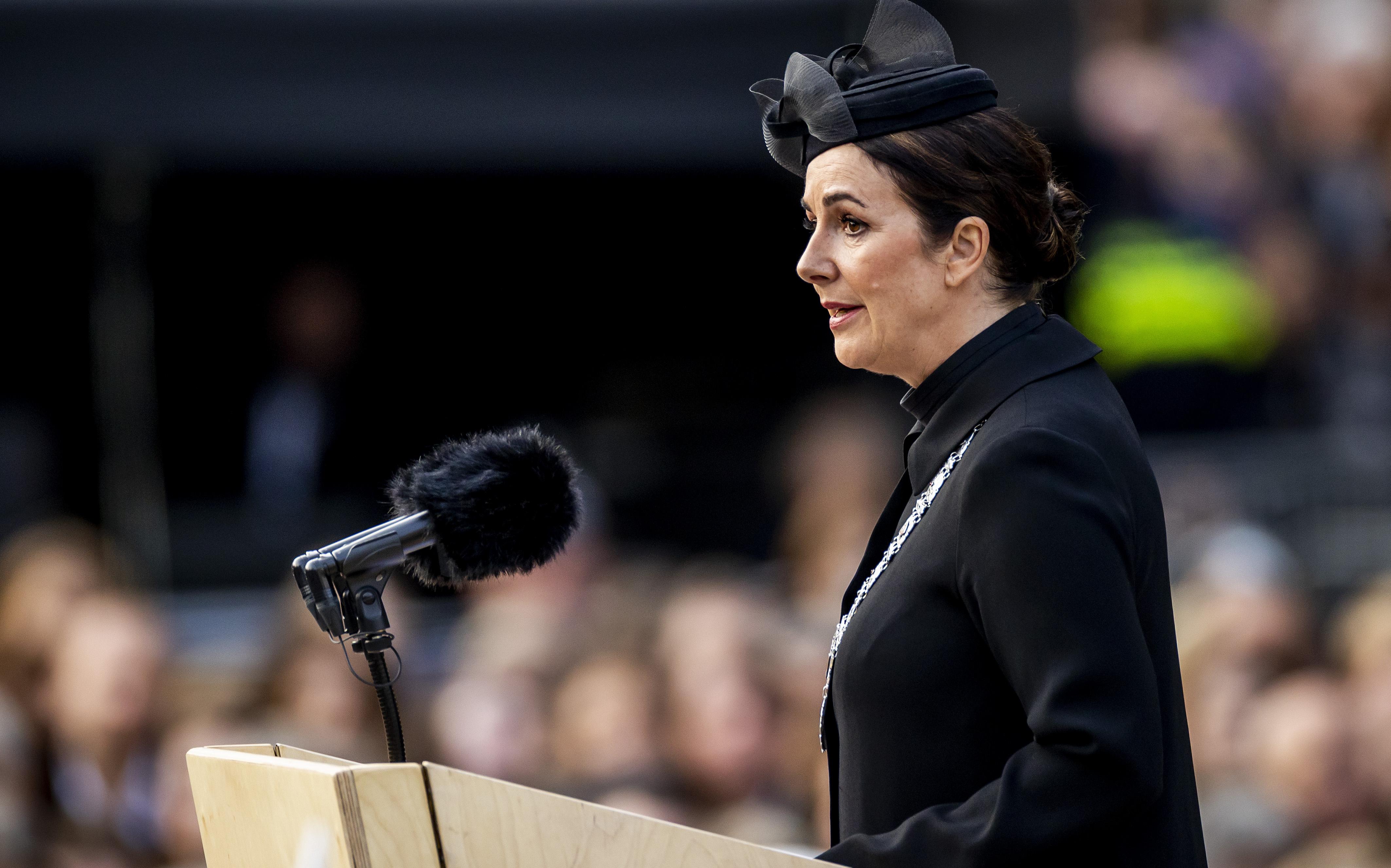 In het bijzijn van duizenden mensen vond in Amsterdam de Nationale Herdenking plaats. Na een kranslegging namens de eerste generatie oorlogsgetroffenen was het woord aan burgemeester Femke Halsema.
In het bijzijn van duizenden mensen vond in Amsterdam de Nationale Herdenking plaats. Na een kranslegging namens de eerste generatie oorlogsgetroffenen was het woord aan burgemeester Femke Halsema.