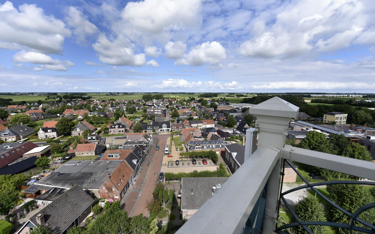 Uitzicht vanaf de Lambertuskerk in Menaam in noordelijke richting