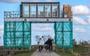 Beeldend kunstenaar O.C. Hooymeijer zwaait vanuit zijn glazen huis naar passerende fietsers.