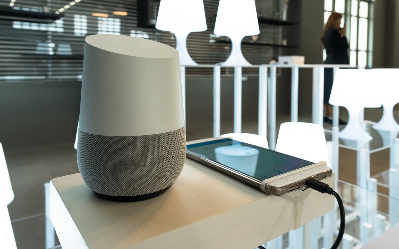 Een Google Home die je mondeling opdrachten kunt geven. Een Google Home die je mondeling opdrachten kunt geven.