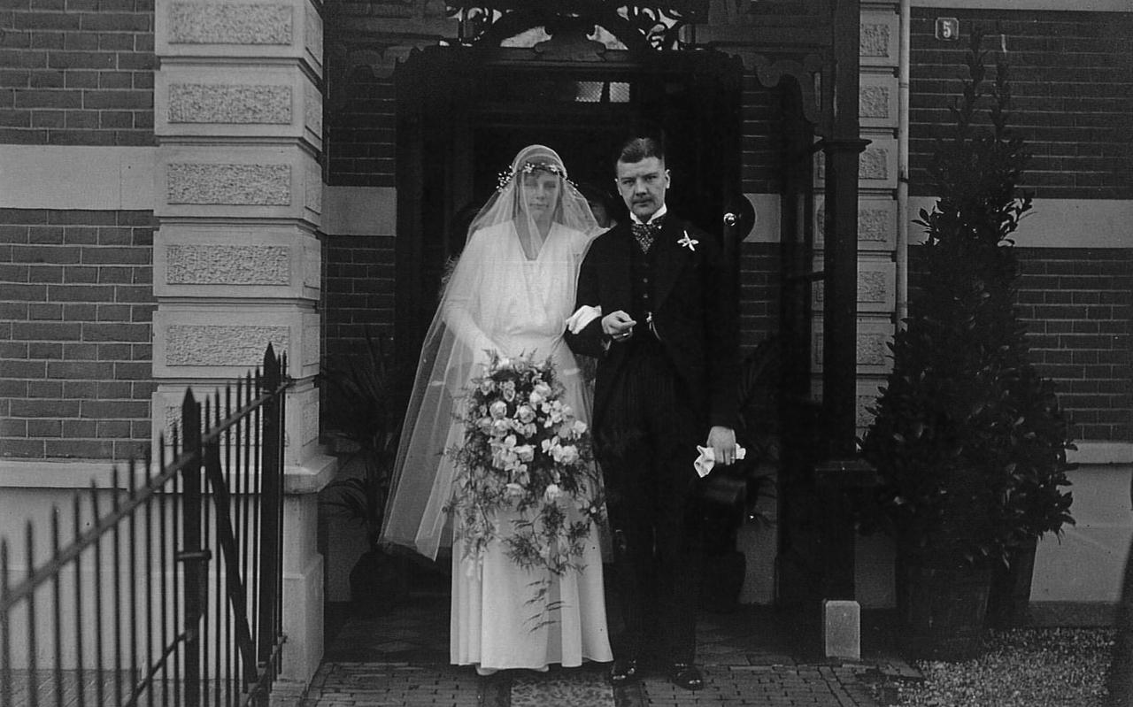 Sybrand Marinus van Haersma Buma en Marca van Heloma op hun trouwdag op 24 april 1931. Sybrand Marinus van Haersma Buma en Marca van Heloma op hun trouwdag op 24 april 1931.