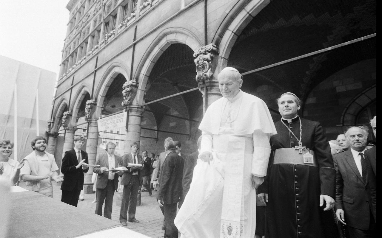 De Brugse bisschop Roger Vangheluwe (r) en paus Johannes Paulus II tijdens een bezoek aan Ieper in 1985. De Brugse bisschop Roger Vangheluwe (r) en paus Johannes Paulus II tijdens een bezoek aan Ieper in 1985.