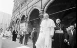 De Brugse bisschop Roger Vangheluwe (r) en paus Johannes Paulus II tijdens een bezoek aan Ieper in 1985.  