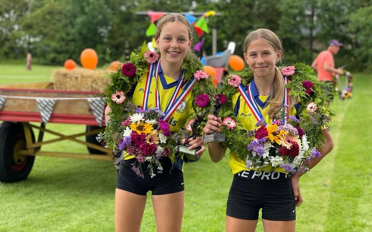 Britt Joustra (links) en Jeldau Koopmans: trotse winnaars van de pupillen schoolmeisjesbond Britt Joustra (links) en Jeldau Koopmans: trotse winnaars van de pupillen schoolmeisjesbond