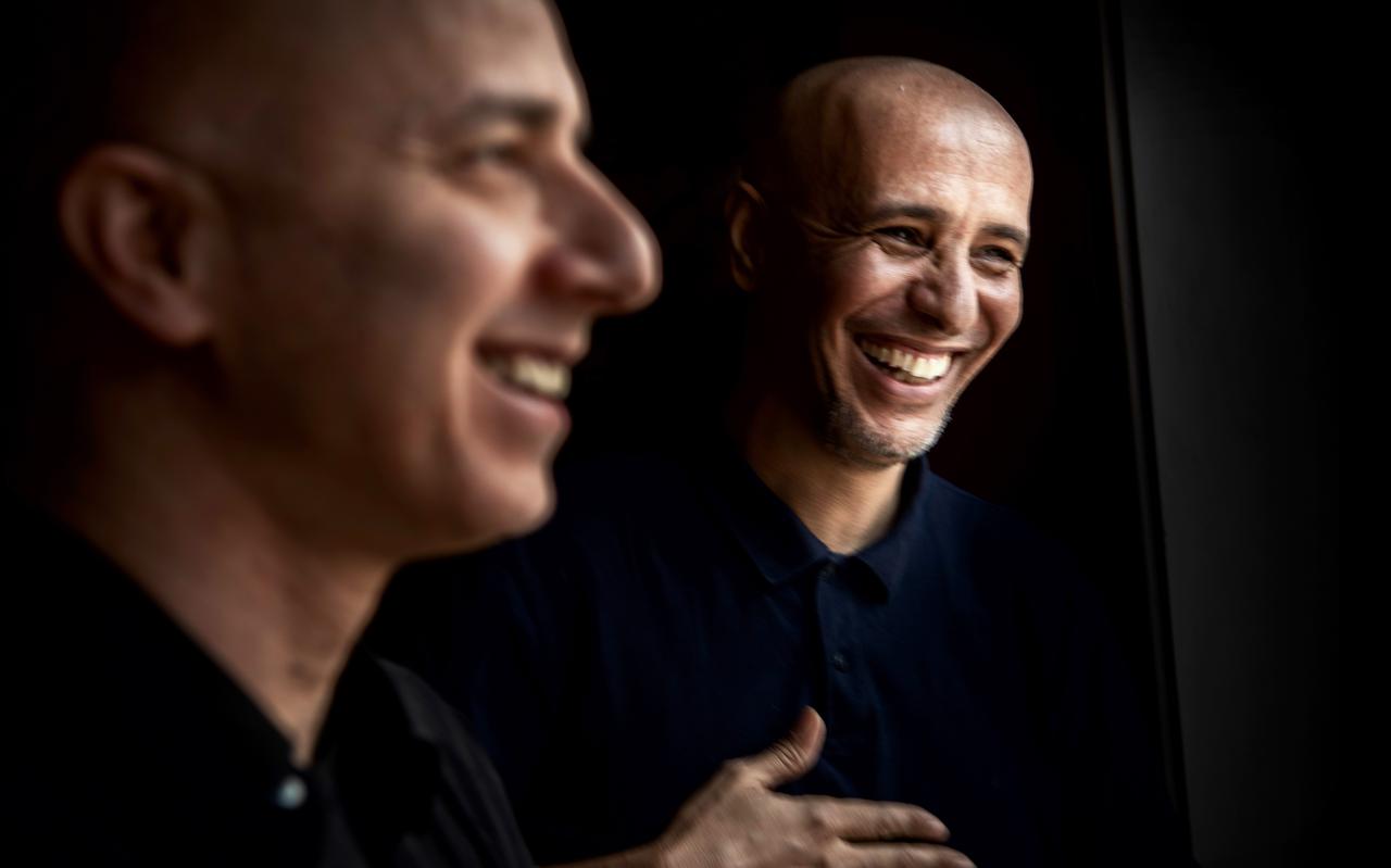 Mauritiaanse schrijver Mohamedou Ould Slahi (rechts) en regisseur Guy Weizman. Ould Slahi zat jaren gevangen in Guantánamo Bay en werkt nu een jaar met NNT/Club Guy & Roni. 