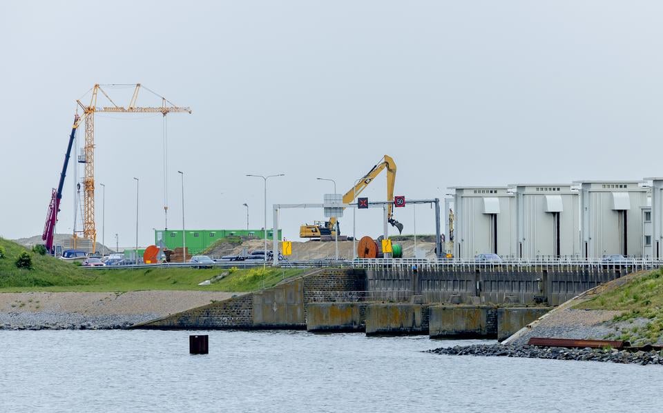 Werkzaamheden aan de Lorentzsluizen bij de Afsluitdijk. 