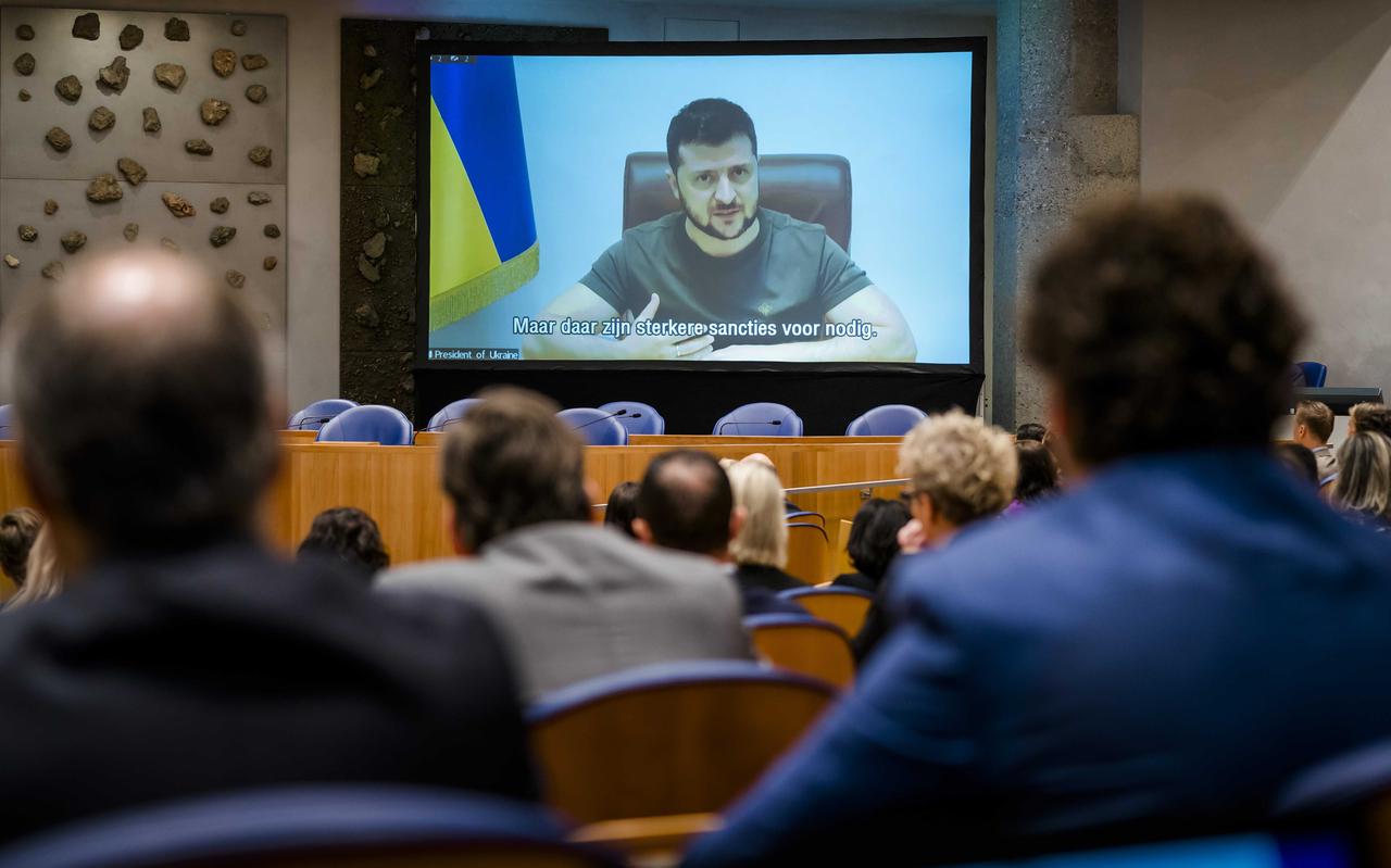 President Volodimir Zelenski van OekraÏne sprak donderdagmorgen via een rechtstreekse videoverbinding de leden van de Tweede Kamer toe. 