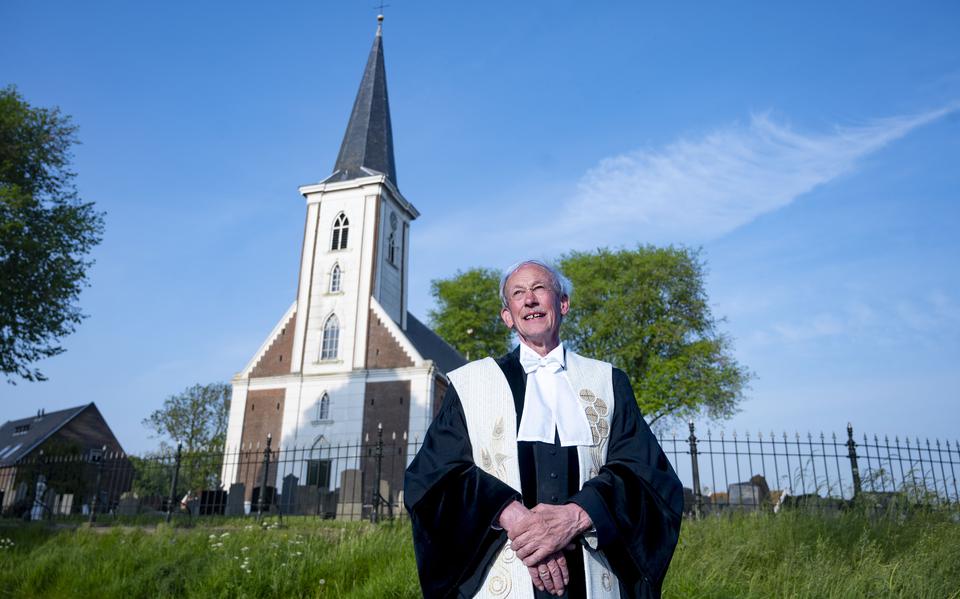 Ds. Johannes Bakker voor de Johanneskerk in Britsum. 