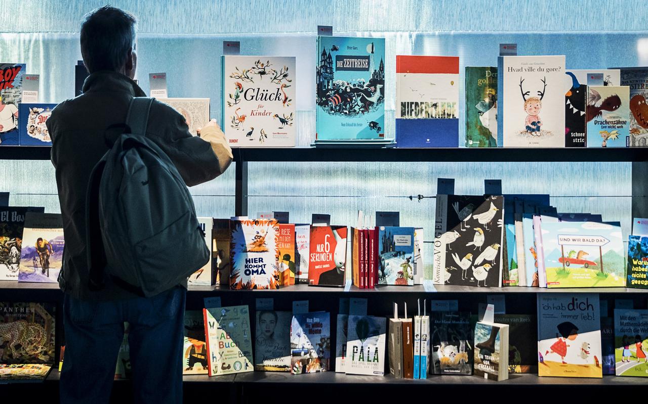 Het Nederlands-Vlaams paviljoen op de Frankfurter Buchmesse. Festival Herberch Frisia wil onder meer een soort miniversie van de Duitse boekenbeurs in Fryslân opzetten, speciaal voor kleine Europese talen. Het Nederlands-Vlaams paviljoen op de Frankfurter Buchmesse. Festival Herberch Frisia wil onder meer een soort miniversie van de Duitse boekenbeurs in Fryslân opzetten, speciaal voor kleine Europese talen.
