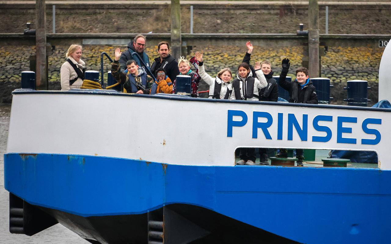 Leerlingen van groep 7/8 van basisschool het Noorderlicht uit Harlingen varen mee op het opleidingsschip Prinses Máxima. 