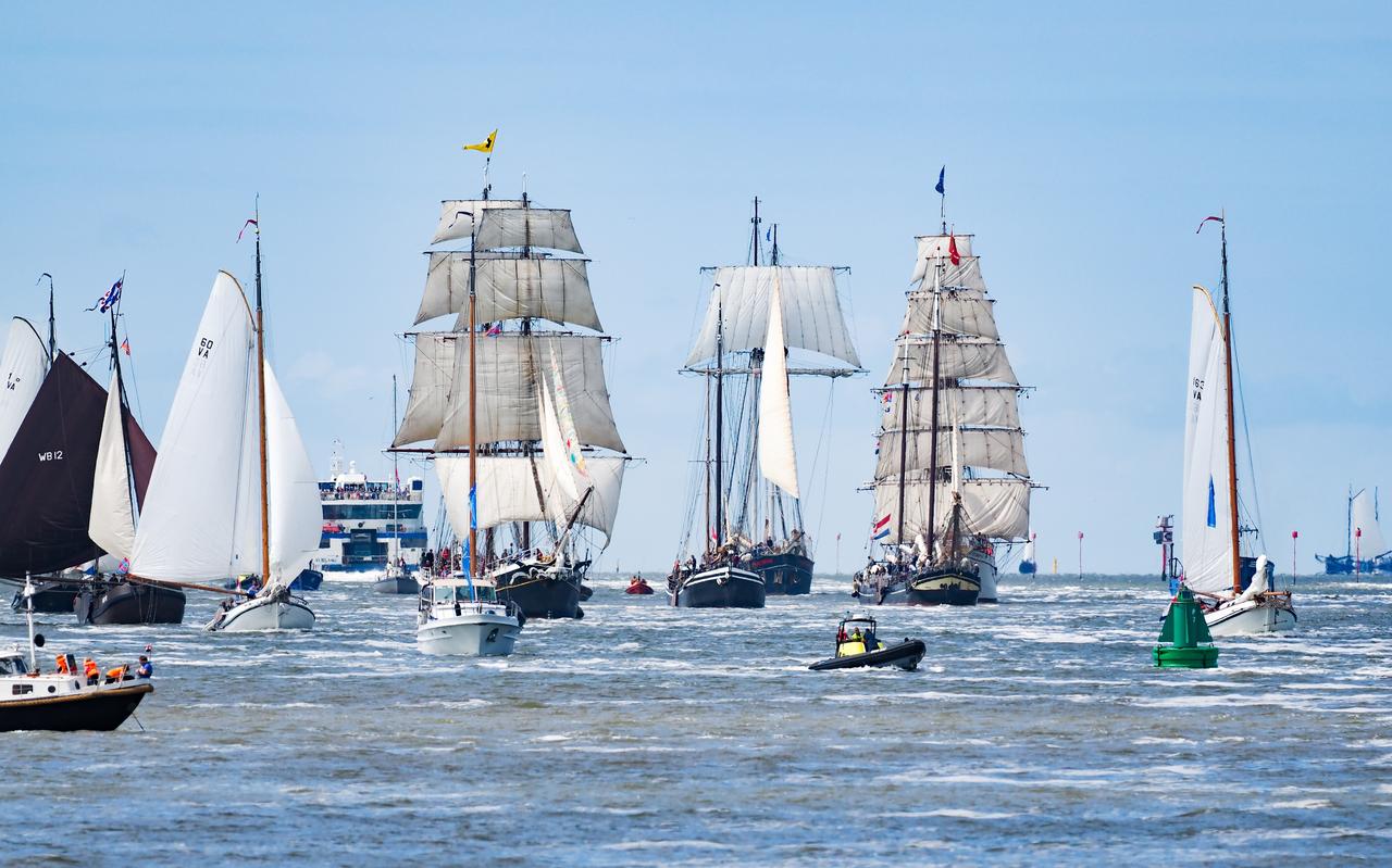 De Tall Ships Races in Harlingen trokken vorig jaar 300.000 bezoekers. De Tall Ships Races in Harlingen trokken vorig jaar 300.000 bezoekers.