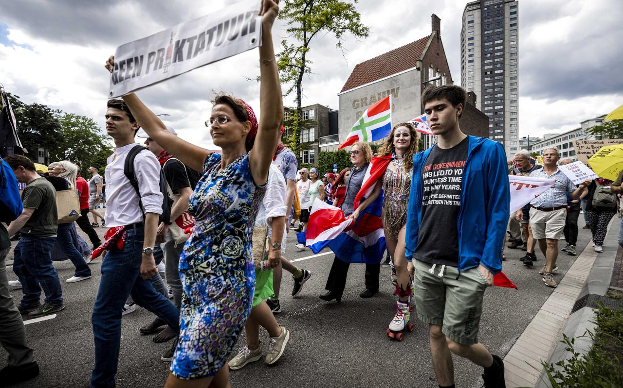Sympathisanten van protestbeweging Samen voor Nederland nemen deel aan een mars door het centrum van Eindhoven. Uit solidariteit met de boeren die zich verzetten tegen het stikstofbeleid van het kabinet, droegen velen een boerenzakdoek. 