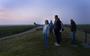 Fenna Jonker en sterrenkundestudent Nynke Visser meten de duisternis bij Westhoek. 