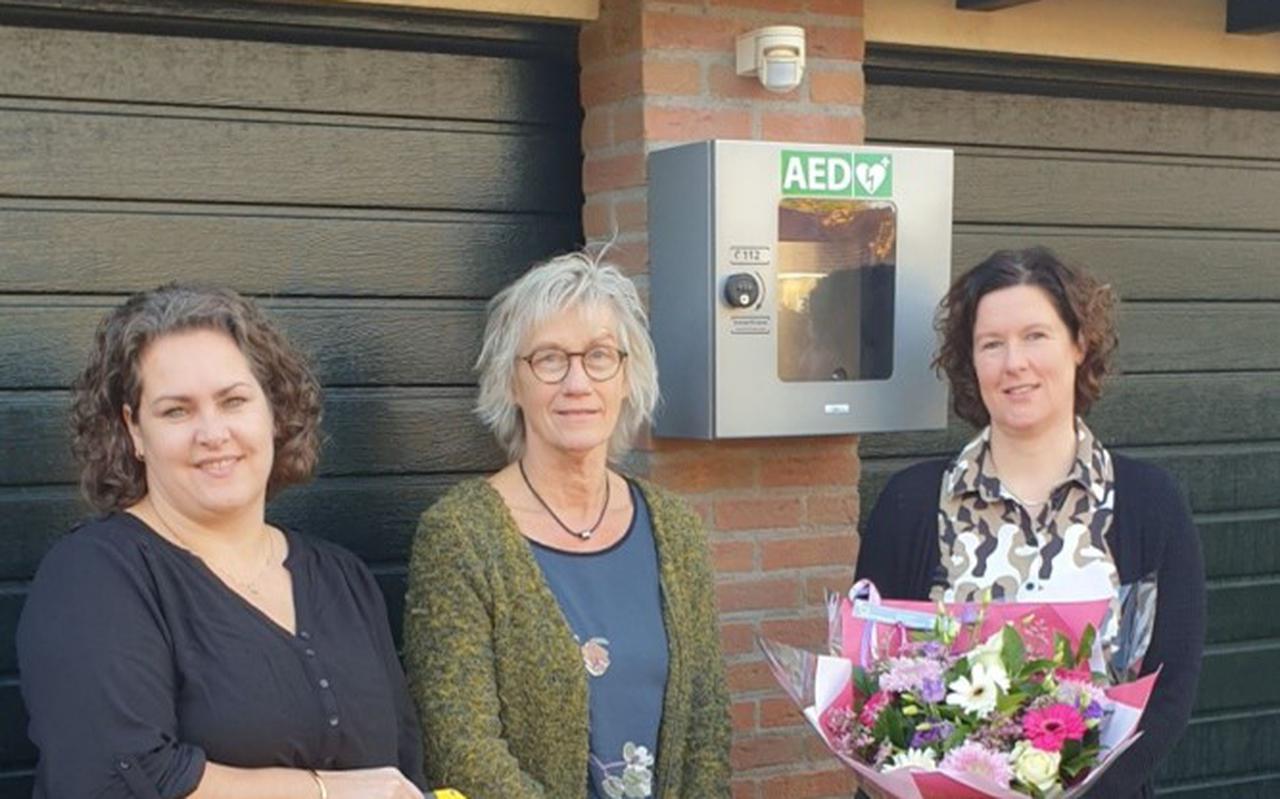 Barbara Lengkeek, namens de stichting hartveilig Ooststellingwerf, Jetty Lise, bewoonster van Slotemaker de Bruineweg 47 en Anita Douwsma, namens plaatselijk belang Haulerwijk bij de nieuwe AED.