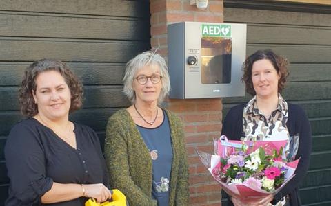 Barbara Lengkeek, namens de stichting hartveilig Ooststellingwerf, Jetty Lise, bewoonster van Slotemaker de Bruineweg 47 en Anita Douwsma, namens plaatselijk belang Haulerwijk bij de nieuwe AED.