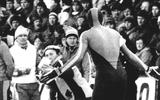 1981. Hilbert van der Duim maakt een hulpeloos gebaar naar trainer Egbert van 't Oever. 'Wat is er aan de hand?' Om er vervolgens achter te komen dat hij nog een rondje heeft te rijden. 