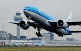 Een vliegtuig van KLM stijgt op vanaf Schiphol.