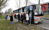 Studenten van Firda stappen in de Firda-liner in de Kanaalstraat in Leeuwarden in die is ingezet nu het openbaar vervoer staakt. 