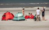 Op 11 juni was het nog rustig op het strand van Nes, Ameland. Later in de maand werd het er met warmer weer een stuk drukker.