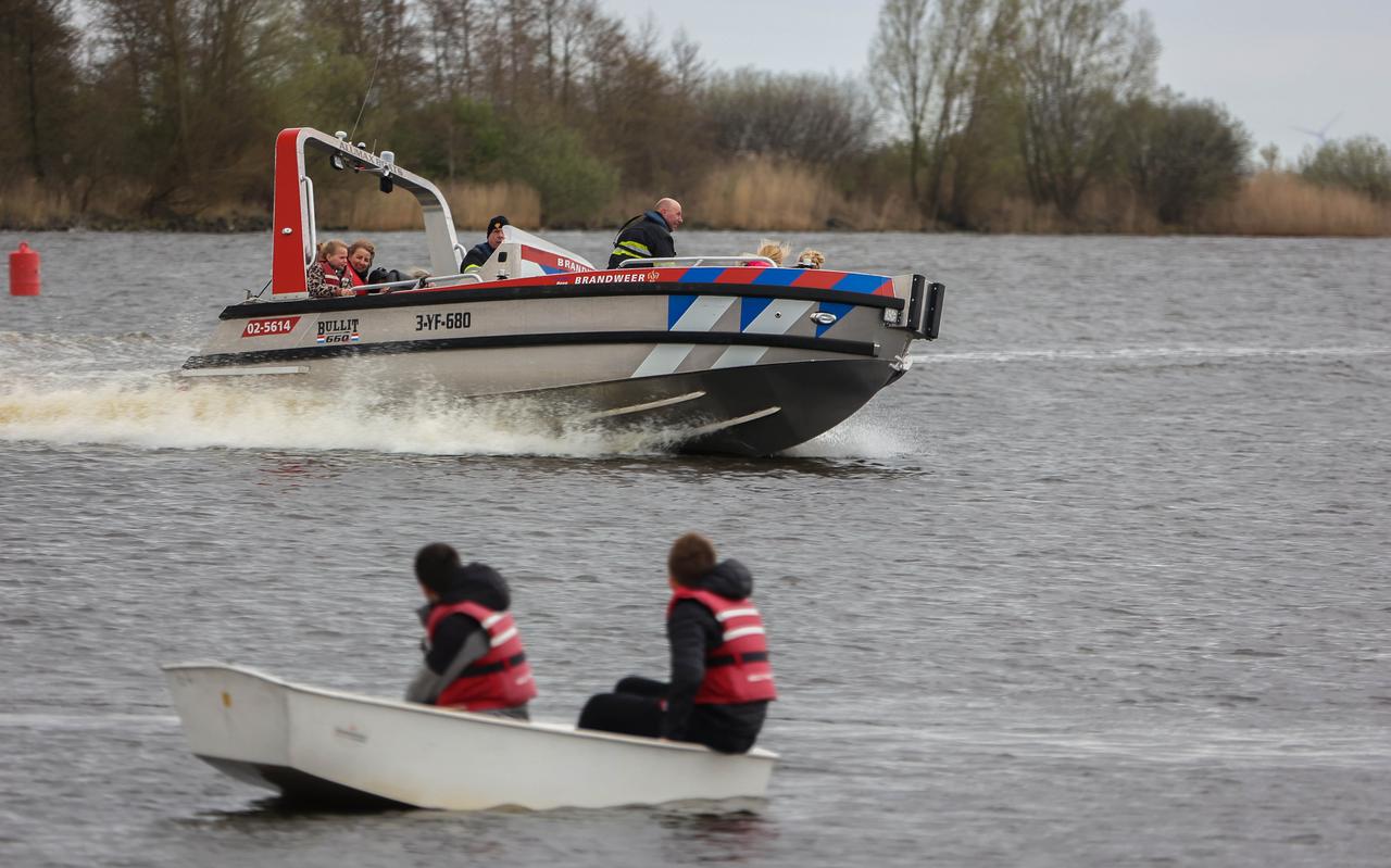 Demonstratie met een brandweerboot bij de passantenhaven van Heeg, tijdens de open dag van de Watersportvereniging Demonstratie met een brandweerboot bij de passantenhaven van Heeg, tijdens de open dag van de Watersportvereniging