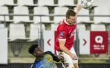 Sekou Sylla van SC Cambuur ziet Dani de Wit van AZ boven zich uit torenen.