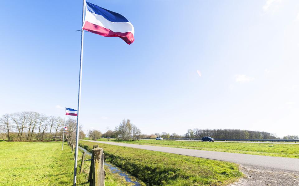 Een omgekeerde vlag naast de Wâldwei ter hoogte van Opeinde.