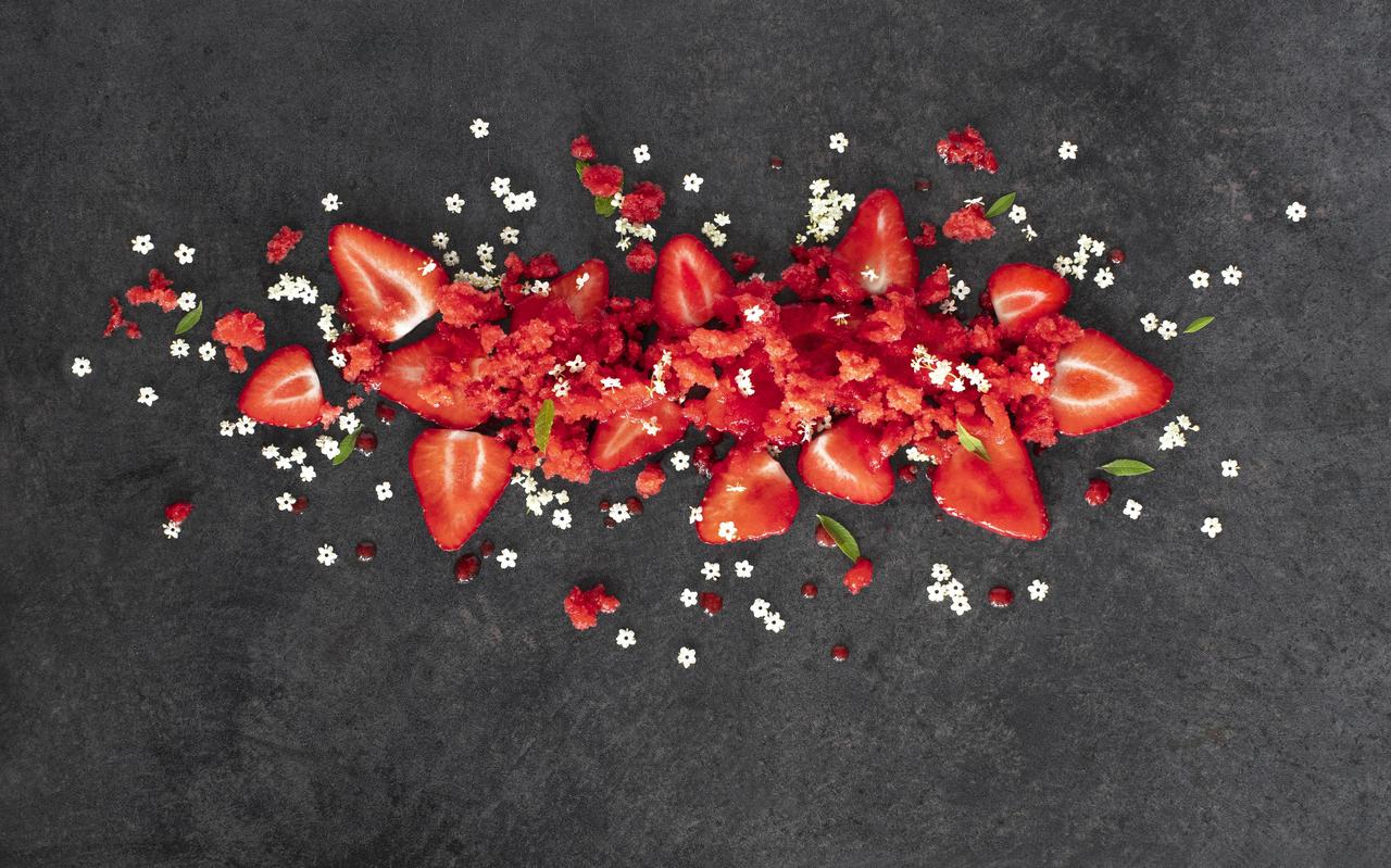 Granita van aardbeien en vlierbloesem. Granita van aardbeien en vlierbloesem.
