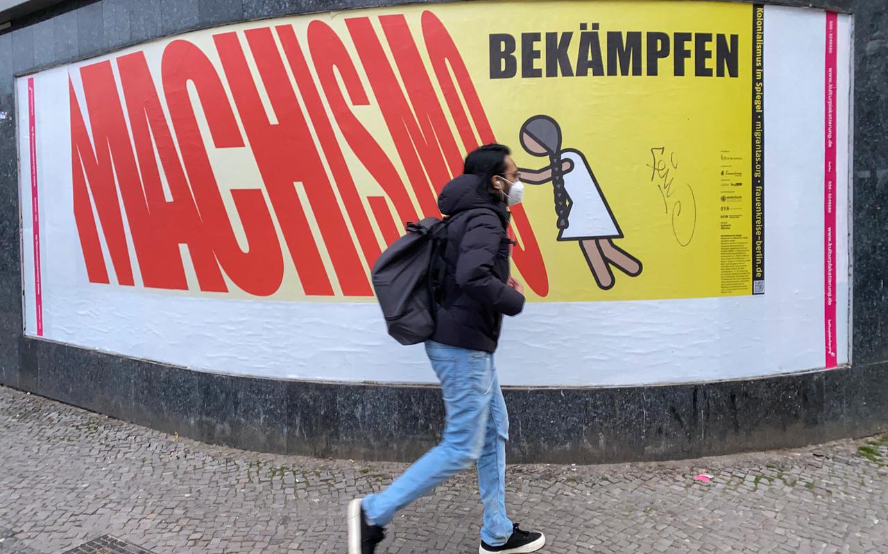 Poster in Berlijn met de oproep 'Fight Machismo': een overdreven waardering voor mannelijk gedrag wordt niet op prijs gesteld.