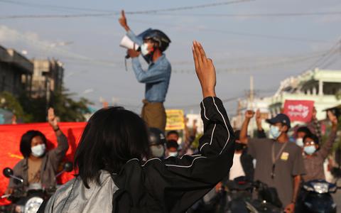 Een demonstratie in de stad Mandalay. Bij protesten tegen de militaire coup in Myanmar zijn sinds 1 februari achthonderd demonstranten gedood en vierduizend gevangen gezet.