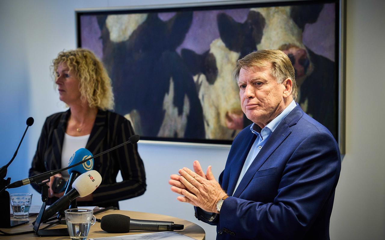 Sjaak van der Tak (voorzitter) en Trienke Elshof (portefeuillehouder Platteland en Omgeving) van LTO Nederland tijdens een persmoment over de bevindingen van bemiddelaar Johan Remkes over het stikstofbeleid van de regering. Sjaak van der Tak (voorzitter) en Trienke Elshof (portefeuillehouder Platteland en Omgeving) van LTO Nederland tijdens een persmoment over de bevindingen van bemiddelaar Johan Remkes over het stikstofbeleid van de regering.