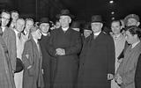 Kardinaal Johannes de Jong (midden) in Den Haag in 1946, na een bezoek in Rome.