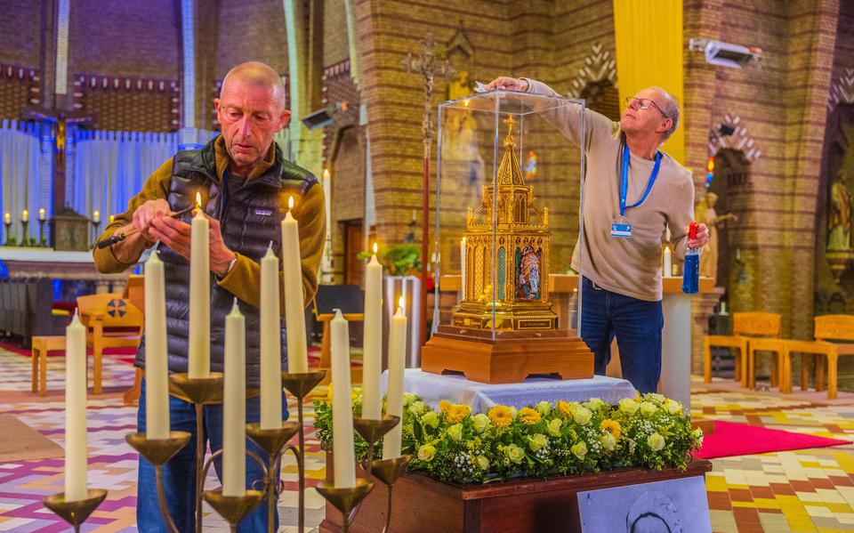 De vitrine rond het reliek van Bernadette werd zaterdag nog even gepoetst in de Sint Franciscusbasiliek te Bolsward. 