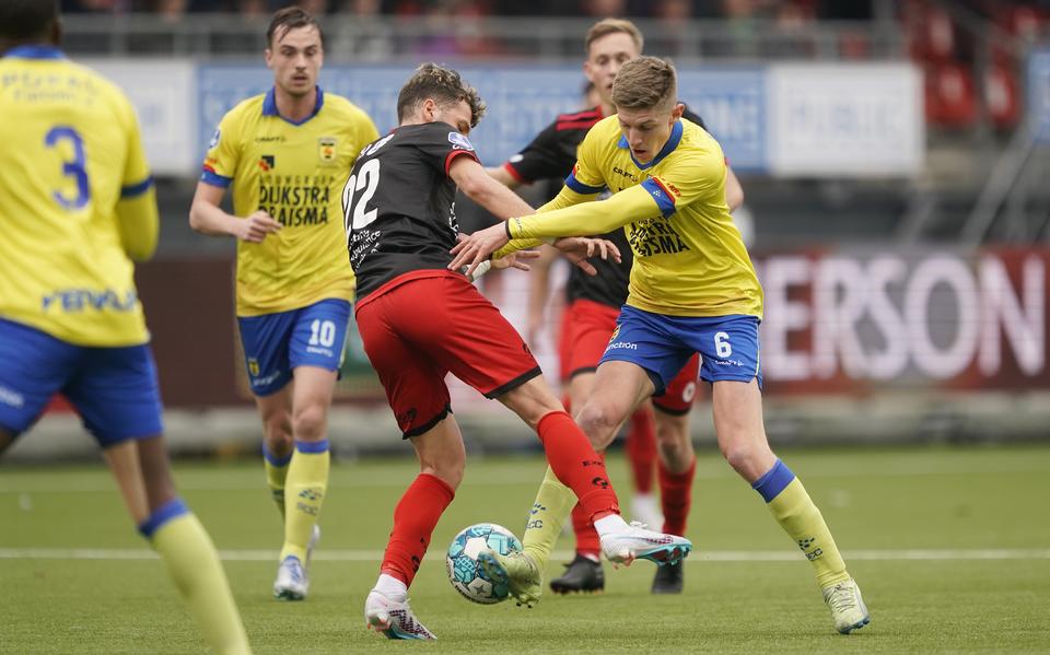 Invaller Mees Hoedemaker duelleert met Lazaros Lamprou.