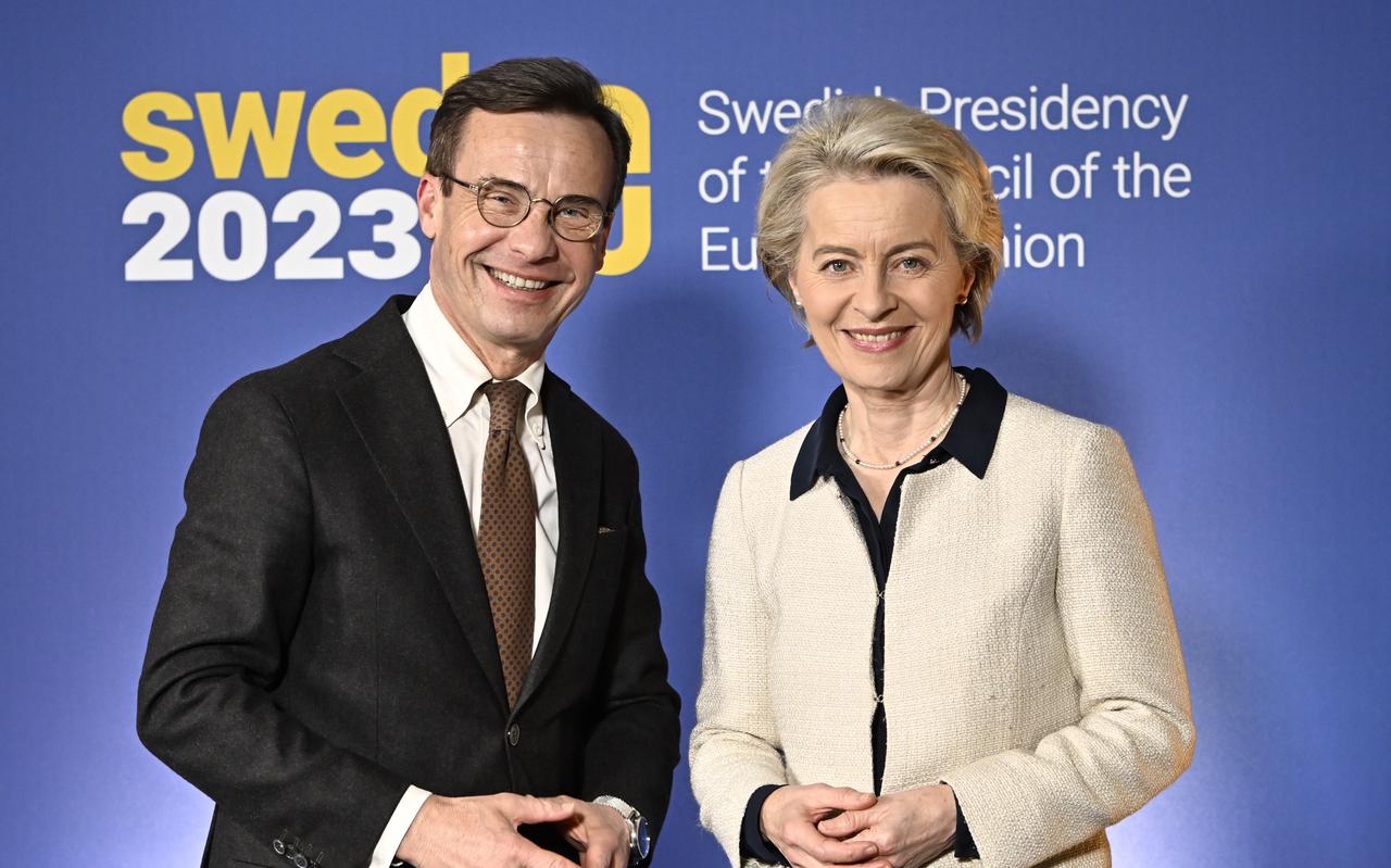 De Zweedse premier Ulf Kristersson (l) en voorzitter Ursula von der Leyen van de Europese Commissie. Zweden is dit halfjaar voorzitter van de Europese Commissie. Zweden is voorstander van sociaal beleid op Europees niveau. Daar bestaat in de meeste lidstaten weerstand tegen.
