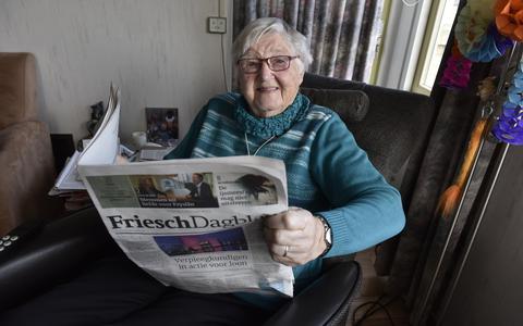 Betty (Beitske) de Groot-Jaarsma leest al 75 jaar het 'Friesch Dagblad'. 