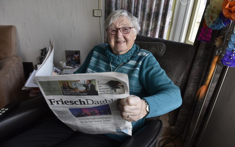 Betty (Beitske) de Groot-Jaarsma leest al 75 jaar het 'Friesch Dagblad'. 