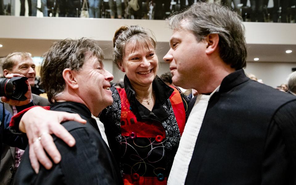 Marjan Minnesma van Urgenda en twee advocaten van de klimaatclub na het winnen van hun zaak tegen de staat.