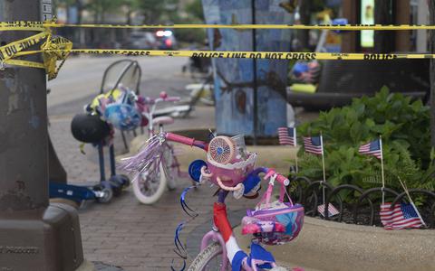 De politie heeft een gebied afgezet met lint in de buurt van de schietpartij tijdens de parade op 4 juli in Highland Park, een voorstad van Chicago.