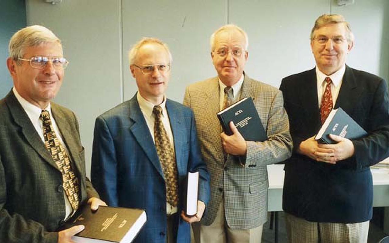 Dominee Pieter Schelling (geheel rechts) met leden van het synodebestuur van de Gereformeerde Kerken vrijgemaakt in 2000. 