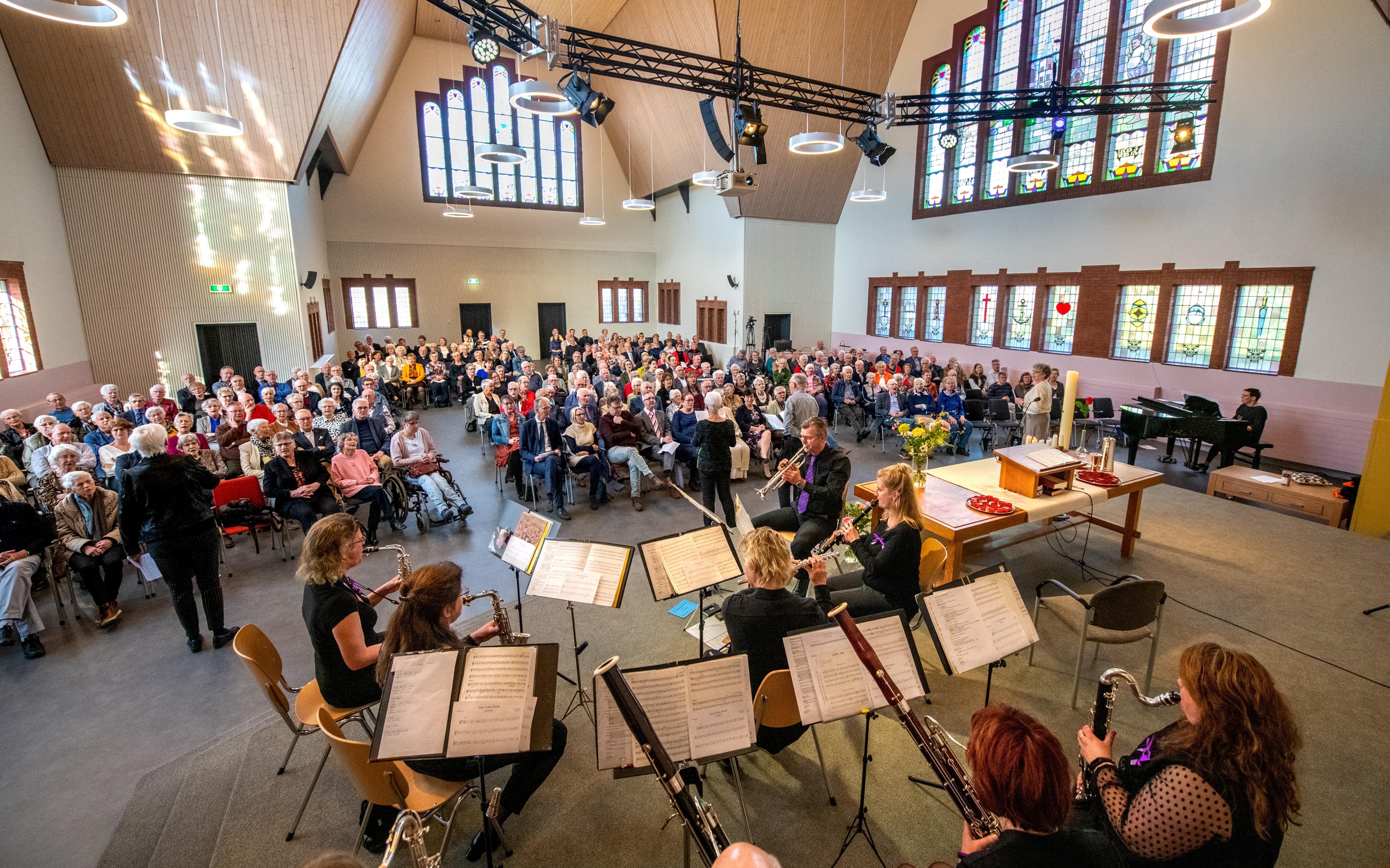 Met feestelijke muziek en zang werd de heropening van de Zuiderkerk in Drachten gevierd. Met feestelijke muziek en zang werd de heropening van de Zuiderkerk in Drachten gevierd.