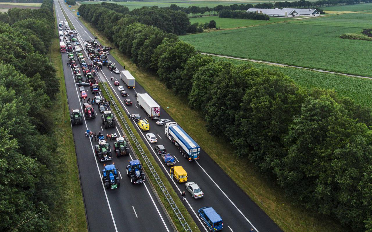 Een groep boeren protesteert bij de grensovergang met Duitsland op de A37. Met de afsluiting willen de boeren wijzen op de verschillen in stikstofbeleid tussen Nederland en Duitsland. 