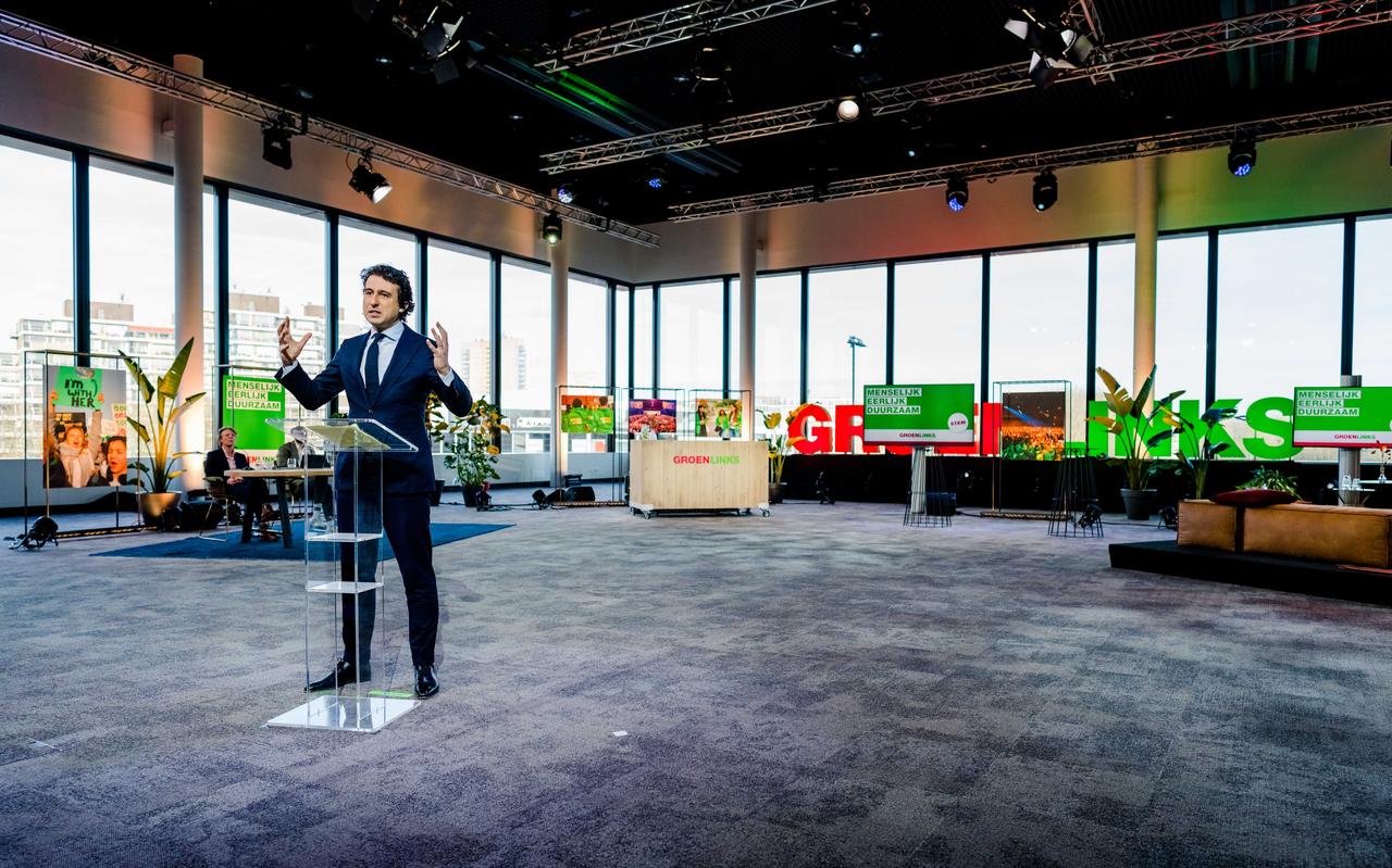 Fractievoorzitter Jesse Klaver houdt een toespraak tijdens het digitale GroenLinks partijcongres. Fractievoorzitter Jesse Klaver houdt een toespraak tijdens het digitale GroenLinks partijcongres.
