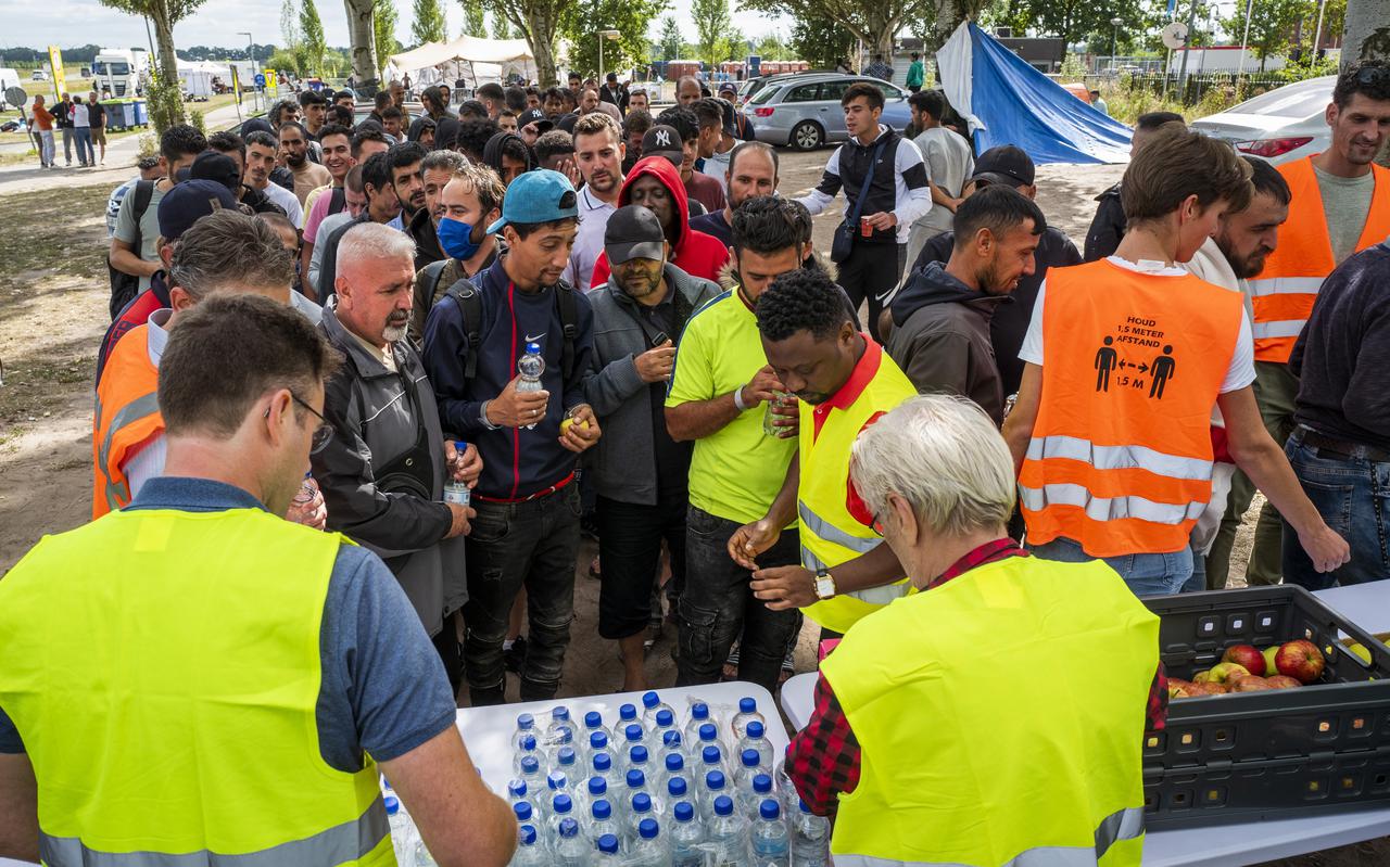 Vrijwilligers van de Hervormde kerk Pniel uit Zeist delen ingezamelde hulpgoederen uit in Ter Apel. 
