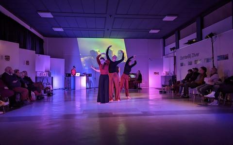 Projecties ondersteunen de voorstelling.