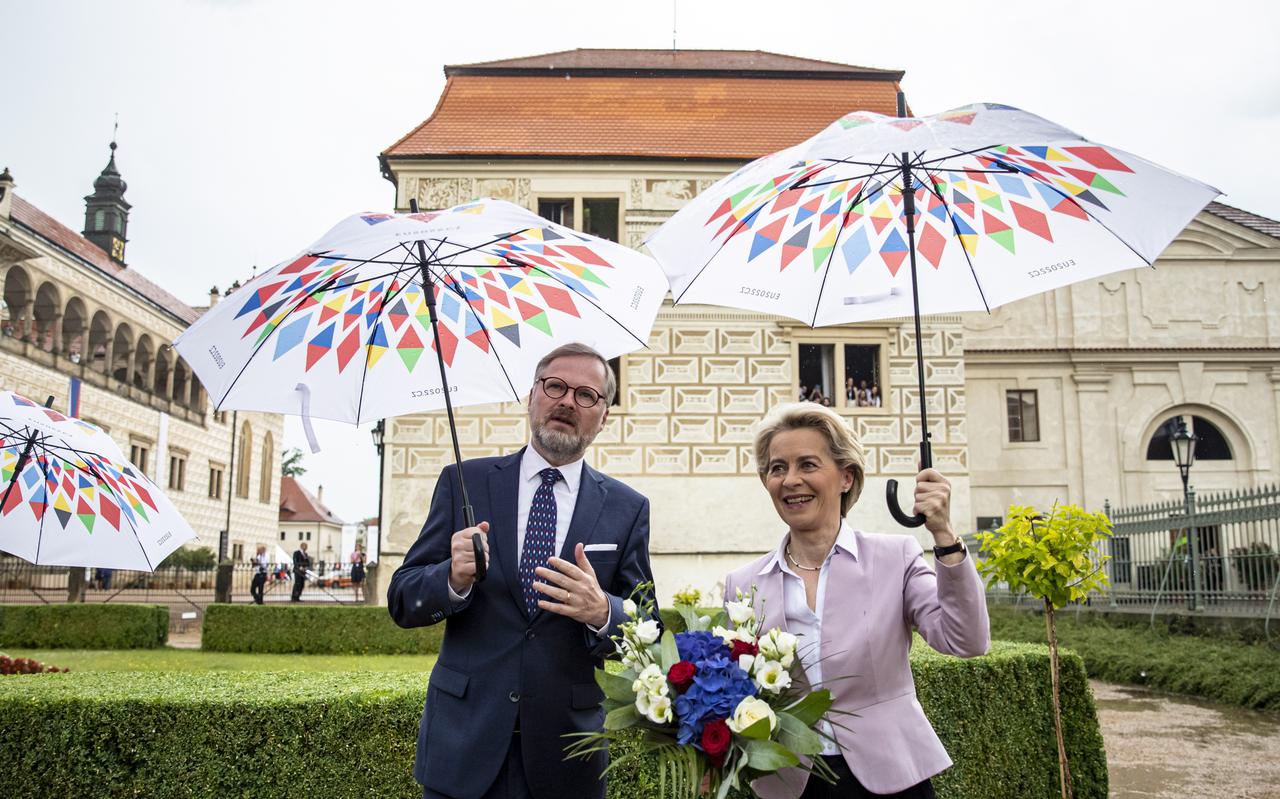 De Tsjechische premier Petr Fiala ontving voorzitter Ursula von der Leyen van de Europese Commissie in Praag op de eerste dag van het Tsjechische voorzitterschap. 