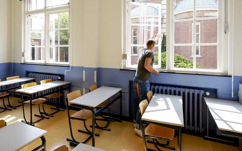 Een leraar van Atheneum College Hageveld in Heemstede zet de ramen open tijdens de voorbereidingen voor het begin van het nieuwe schooljaar in 2021.  Dit jaar zullen scholen daar anders mee om moeten gaan. 