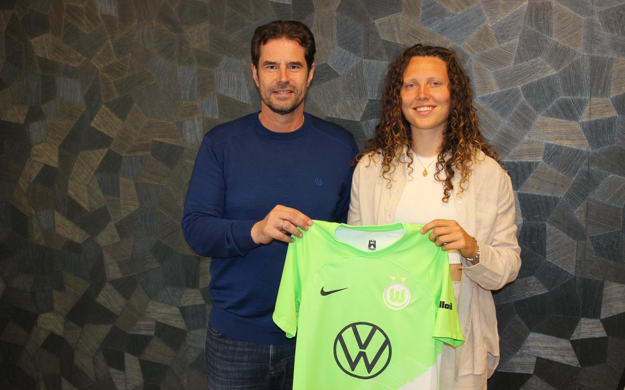 Fenna Kalma (23) uit Haskerhorne tekende donderdag een driejarig contract bij de Duitse topclub VfL Wolfsburg.