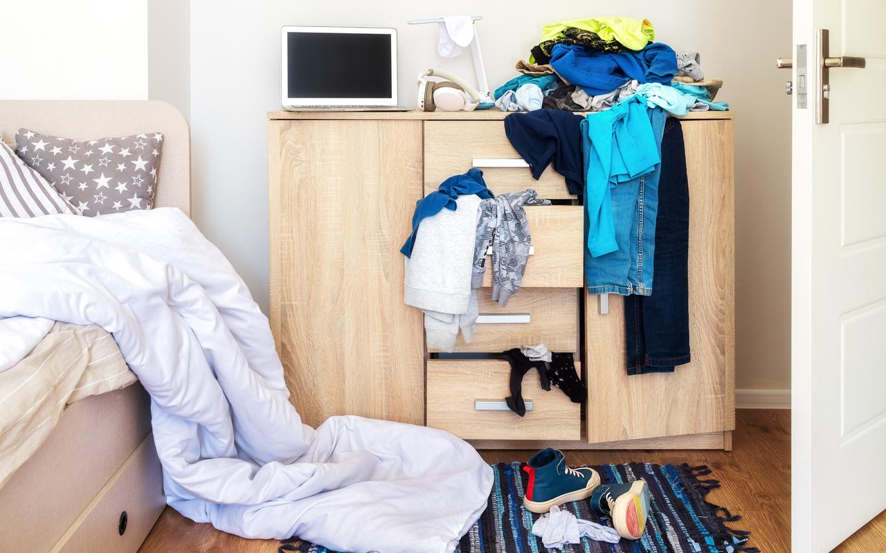 Sommige kinderen laten de vuile was in, onder en om het bed slingeren tot de kast leeg is. Sommige kinderen laten de vuile was in, onder en om het bed slingeren tot de kast leeg is.