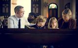 Een jong gezin in de kerk.