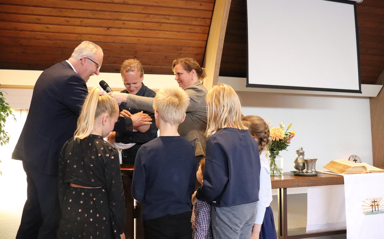 De doop van Naomi Janneke door dominee Taede Deelstra en kerkelijk werker Renate Martini. 